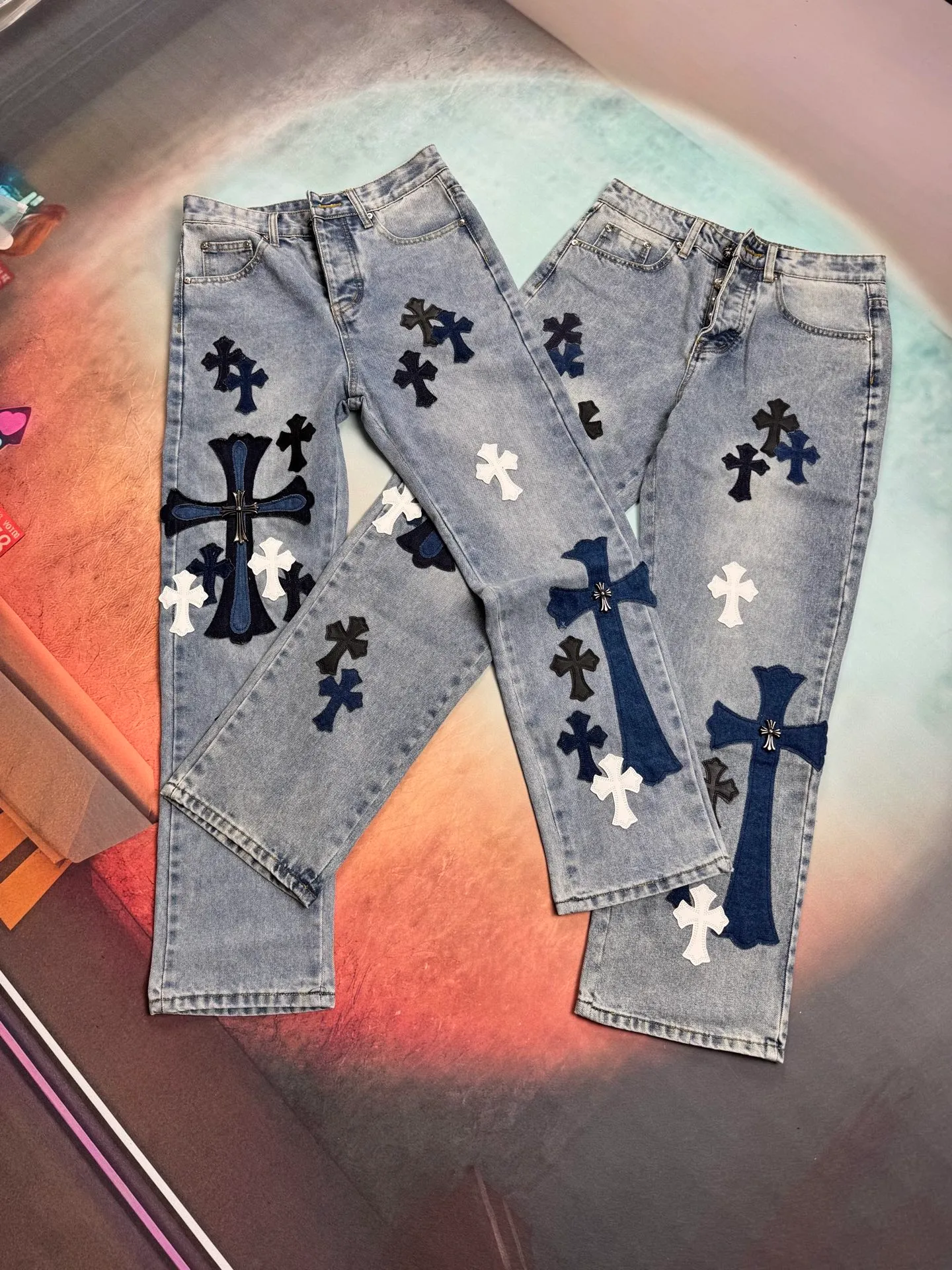 🅿️320 🔘Model No.-KL107 🔘Cro Hearts𝐂𝐡𝐫𝐨𝐦𝐞 𝐇𝐞𝐚𝐫𝐭 SexRecords Series Metallic Cross Matty Limited First Generation Cow King Jeans* This is a Chrome Hearts Croxin's limited edition jeans, the first generation of Croxin's Cow King, are unanimously recognized by the industry as the "Cow King" of jeans. It is highly recognizable and uses silver ornaments and leather design, which is unique on the market. Silver jewelry and patchwork leather complement each other, giving the pants a fashionable and high-end texture. This style of jeans is suitable for matching with all kinds of tops. It not only creates an eye-catching effect visually, but also has an excellent touch. It is the best choice for creating a cool and handsome outfit, and can easily help the wearer create an outstanding temperament.  Size: S M L XL XXL (28.30.32.34.36) Color: Blue